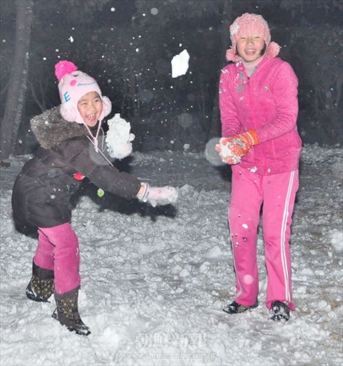 初雪が降った昨年12月10日夜、雪遊びをする子どもたち