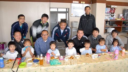 親子たちはともに給食を楽しんだ