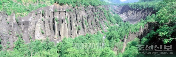 〈朝鮮名峰への旅 15〉凄まじい水の力 溶岩台地削った天軍岩