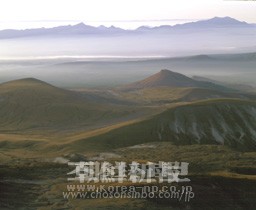 〈朝鮮名峰への旅 6〉一面の草紅葉、朝焼け、夕焼けでまっ赤に染まる山