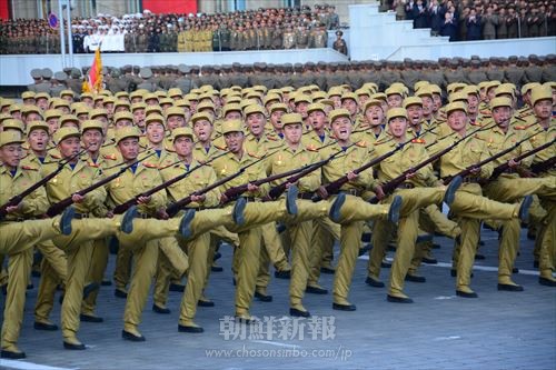 力強く行進する人民軍の隊伍