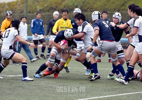 気迫あふれるプレーを見せた朝大ラグビー部（紺）