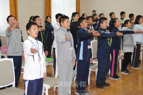 公演に向けた練習に励む児童・生徒ら