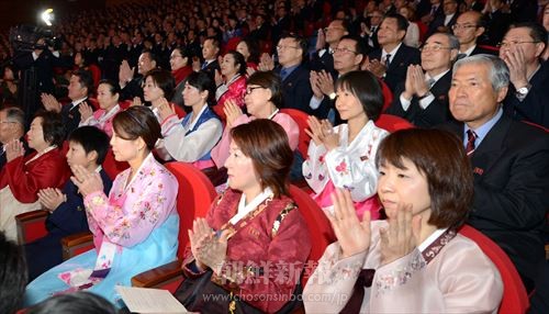 子どもたちの公演を見守った観覧者たち