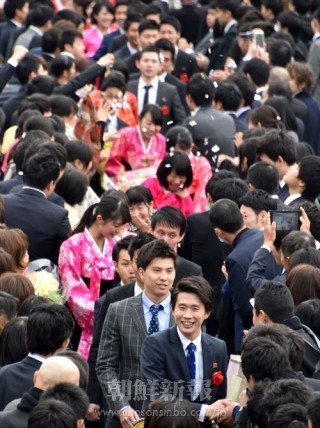 在学生らの祝福を受ける卒業生