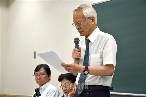 9月6日に東京高裁で行われた第2回口頭弁論後の報告集会で発言する吉見義明教授。（右）