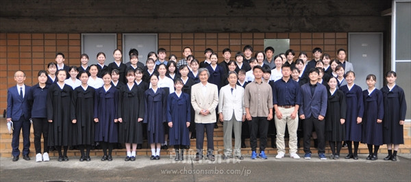 「愛する後輩たちのため」／朝大文学部13期生が文学歴史学部の学生らに支援金
