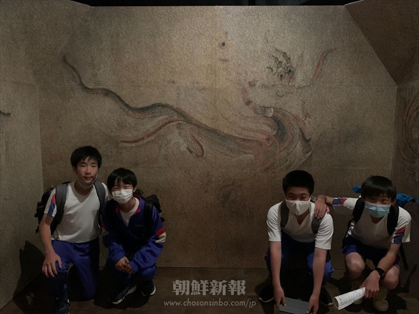 高句麗壁画の「スーパークローン」／長野初中の生徒たちが観覧