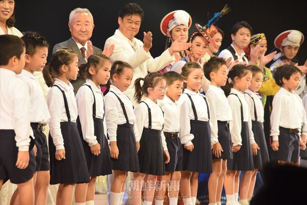 生野初級創立30周年記念し、全校児童・園児らと金剛山歌劇団が合同公演／同胞、日本市民ら約1千人が観覧