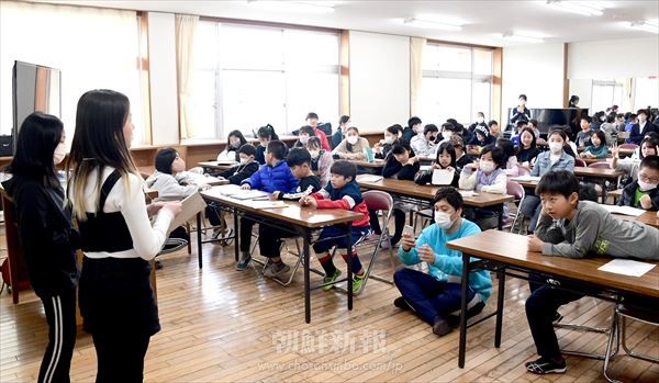 朝鮮語授業で学んだ成果を仲間たちの前で発表した