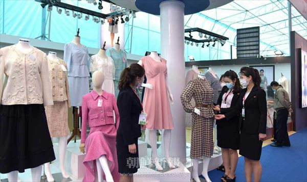 新作の春夏コーデを展示／朝鮮で半年ぶりに婦人服展示会