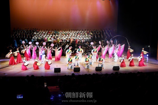 〈写真特集〉朝鮮創建75周年大公演「われらの国旗」