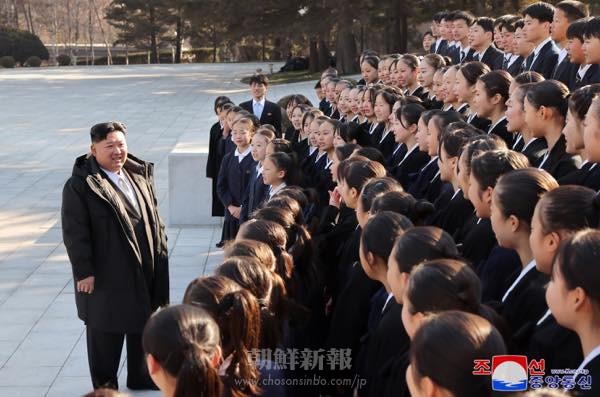 金正恩総書記が在日朝鮮学生少年芸術団のメンバーたちに会う