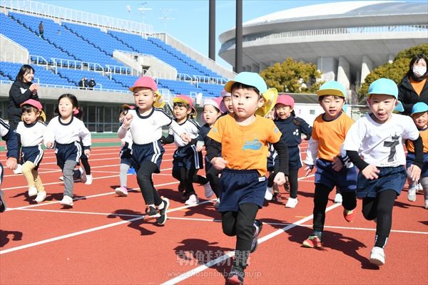 老若男女がゴール目指して力走／大阪同胞学生駅伝・マラソン大会