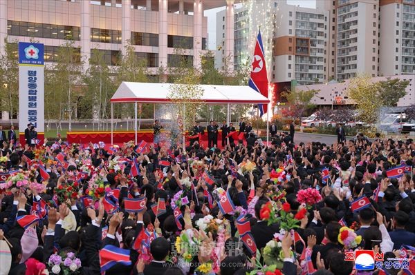 人民の健康と笑顔を守る殿堂に／平壌総合病院の竣工式