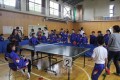 同胞、学生たちが迫力ある試合／長野初中で卓球大会