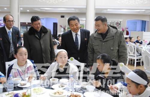 학생들을 격려하는 전용남위원장