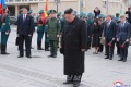 김정은원수님께서 태평양함대 전투영광기념비에 화환을 진정하시였다