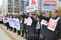 전동포적으로 《100만명서명운동》을／일본국회앞에서 유보무상화적용을 요구, 120여명이 분노의 함성