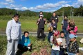 고구마캐기로 즐거운 한때／총련후꾸시마 하마도오리지부 다이라분회 가을철모임 진행