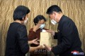 김정은원수님께서 보내주신 약품들이 해주시의 주민세대들에 전달되였다