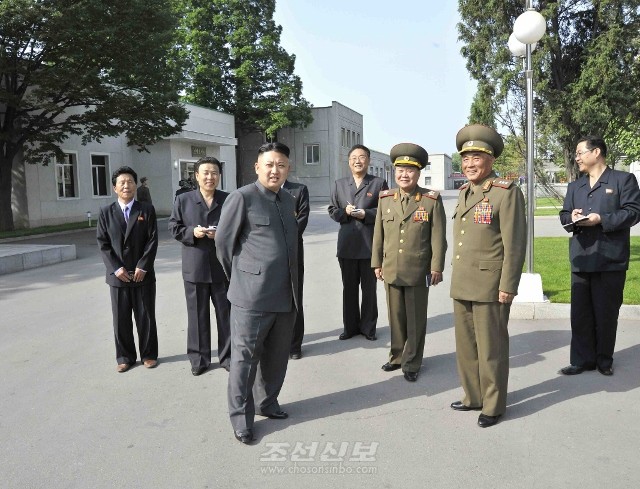 김정은원수님께서 평양기초식품공장을 현지지도하시였다.(조선중앙통신)