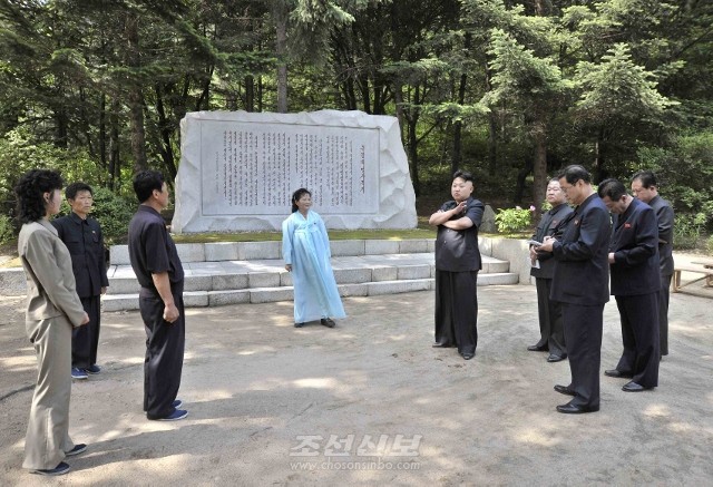 김정은원수님께서 유평혁명사적지를 돌아보시였다.(조선중앙통신)