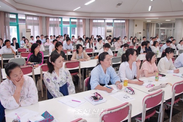 도꾜중고에서 진행된 연구회에 참가한 중고급부 교원들