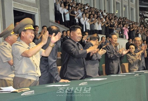 김정은원수님께서 청년절에 즈음하여 인민군장병들, 평양시안의 청년학생들과 함께 《홰불컵》 1급남자축구 결승경기를 관람하시였다.(조선중앙통신)