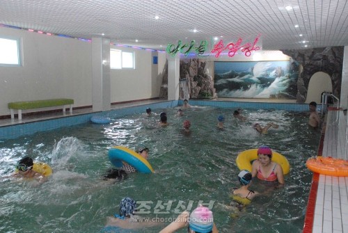 바다물수영장에서 즐거운 한때를 보내고있는 시민들(평양지국)