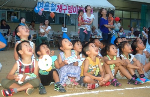 니시고베초급에서 《여름철 개구쟁이놀이터》 진행