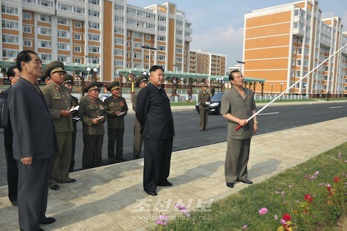 김정은원수님께서 새로 건설된 은하과학자거리를 돌아보시였다.(조선중앙통신)