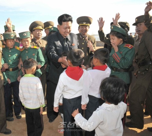 김정은원수님께서 장재도방어대와 무도영웅방어대를 시찰하시였다.(조선중앙통신)