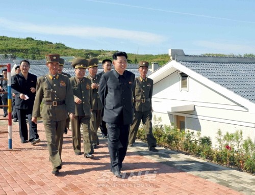 김정은원수님께서 장재도방어대와 무도영웅방어대를 시찰하시였다.(조선중앙통신)