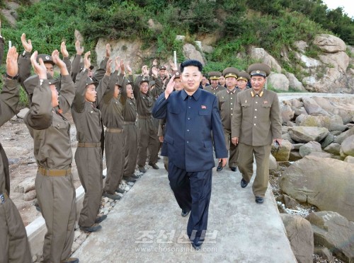 김정은원수님께서 장재도방어대와 무도영웅방어대를 시찰하시였다.(조선중앙통신)