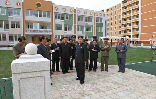 김정은원수님께서 새로 건설된 은하과학자거리를 돌아보시였다.(조선중앙통신)