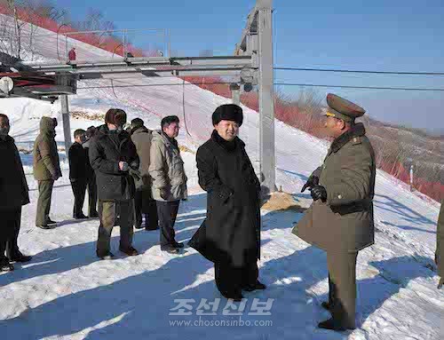 김정은원수님께서 완공된 마식령스키장을 돌아보시였다.(조선중앙통신)