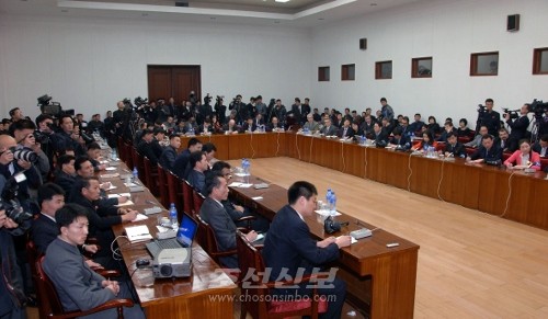 조선에 불법침입하였다가 체포된 남조선정보원 첩자 김정욱과의 국내외기자회견이 27일, 인민문화궁전에서 진행되였다.(조선중앙통신)