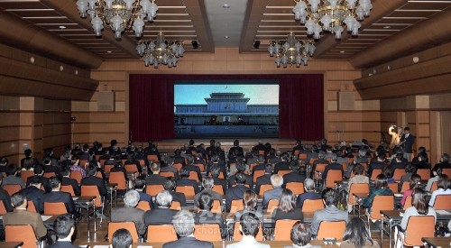 조선회관에서 광명성절경축 중앙강연회가 진행되였다.