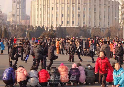 평양체육관앞에 모여 무릎싸움을 하는 학생들(평양지국)