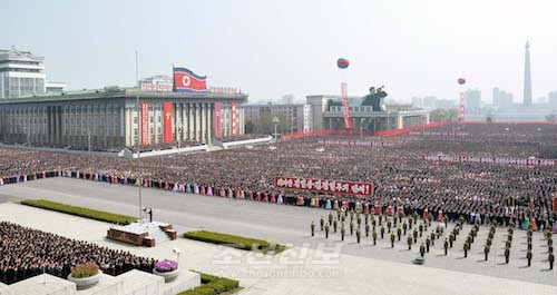 《원수님 두리에 뭉쳐 전진 또 전진》／평양시경축대회 진행