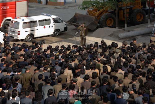 살림집건설장에서 발생한 사고와 관련하여 관계부문 책임일군들이 피해자유가족들과 수도시민들을 만나 사과하였다.(조선중앙통신)