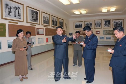 김정은원수님께서 평양시 사동구역 장천남새전문협동농장을 현지지도하시였다.(조선중앙통신)