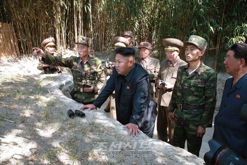 김정은원수님께서 최전연을 지키고있는 조선인민군 제171군부대의 초소들을 시찰하시였다.(조선중앙통신)