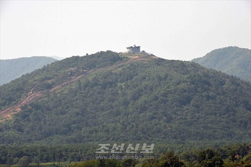 김정은원수님께서 최전연을 지키고있는 조선인민군 제171군부대의 초소들을 시찰하시였다.(조선중앙통신)