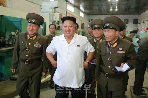 김정은원수님께서 전동렬동무가 사업하는 기계공장을 현지지도하시였다.(조선중앙통신)