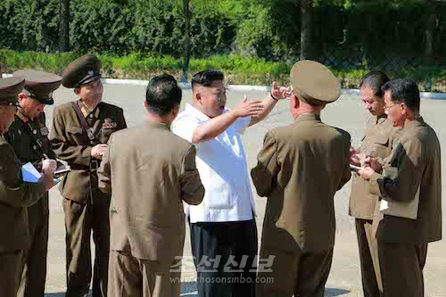 김정은원수님께서 전동렬동무가 사업하는 기계공장을 현지지도하시였다.(조선중앙통신)