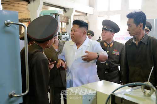 김정은원수님께서 전동렬동무가 사업하는 기계공장을 현지지도하시였다.(조선중앙통신)