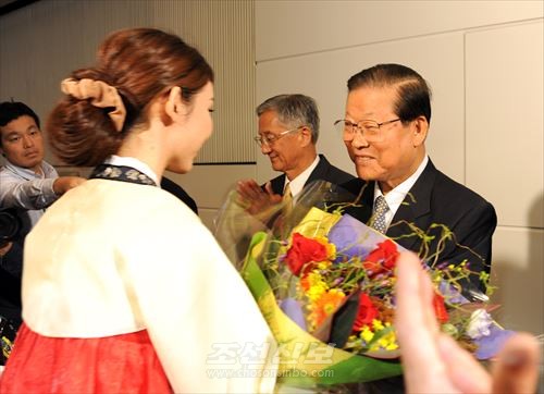 하네다공항에서 환영을 받는 축하단 성원들