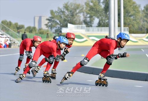 경기에 앞서 주로를 달리는 강원도의 갈마소학교 학생들